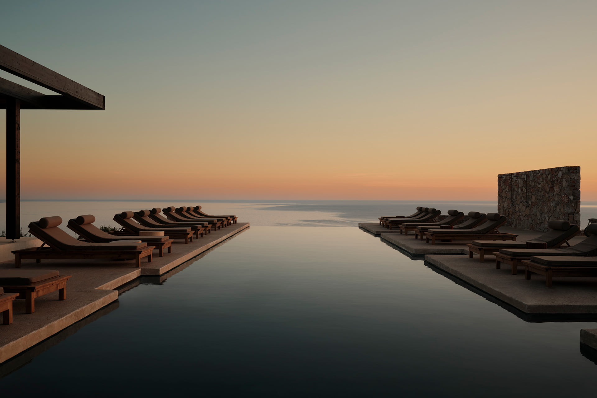 Piscina infinita de Gundari frente al mar Egeo al atardecer