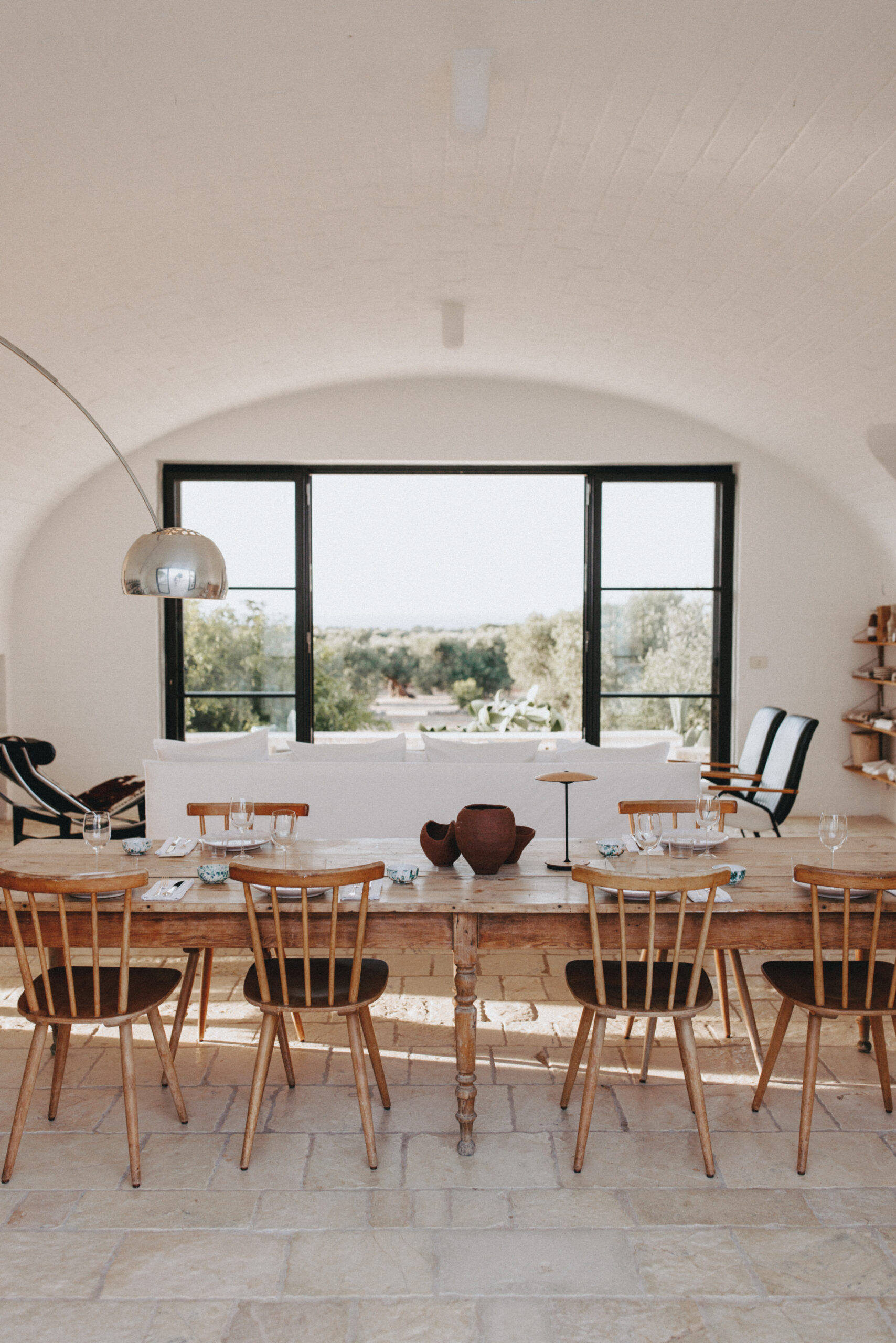 Arquitectura blanca minimalista en Masseria Moroseta cerca de Ostuni