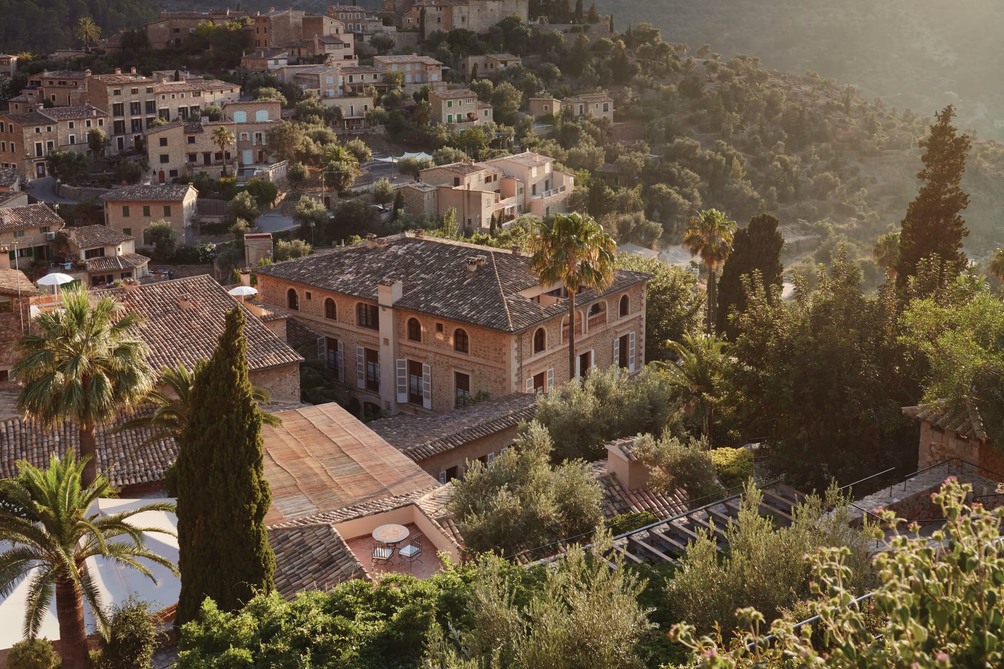Deià y la Tramuntana al atardecer, vistos desde La Residencia